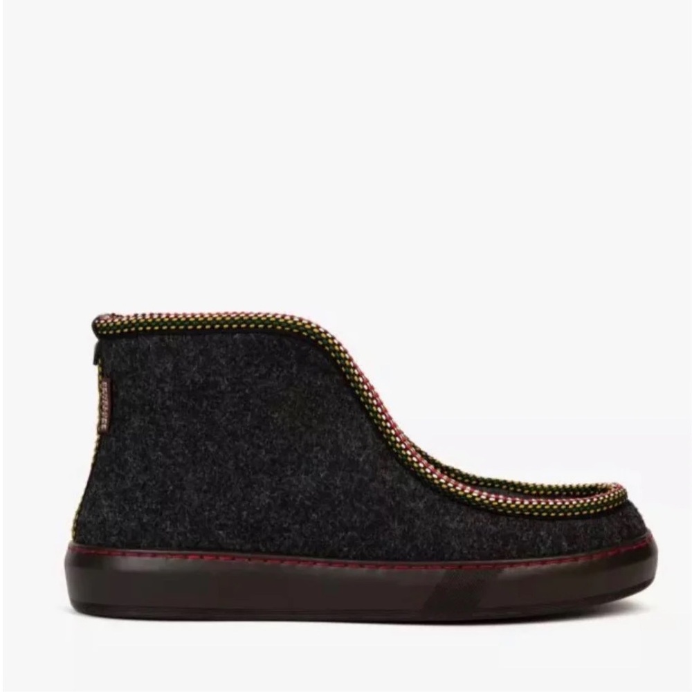 INUIT SLIP ON NWT